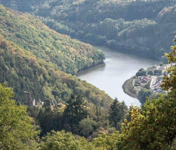 Blick auf die Our mit Burgruine Falkenstein, © Eifel Tourismus GmbH, Dominik Ketz