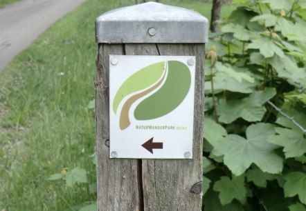 Plakette an Bäumen und Pfosten, © Naturpark Südeifel