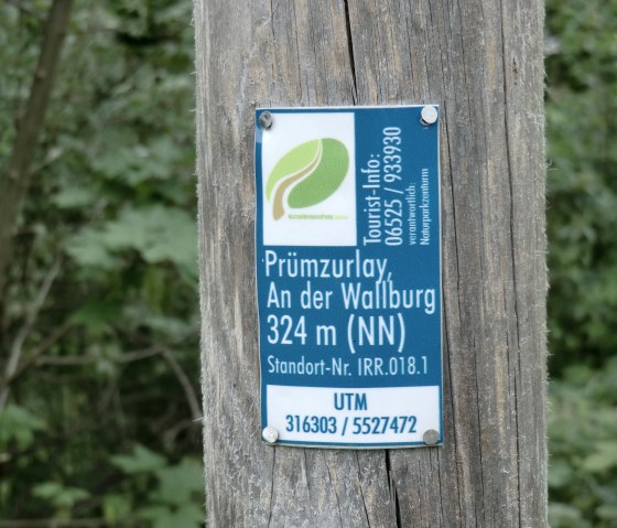 Die UTM Plaketten geben Auskunft über den genauen Standort inklusive der Koordinaten und die Telefonnummer der nächsten Tourist-Information., © Naturpark Südeifel