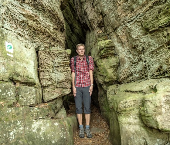 Es wird eng in der Mandrack Passage am Felsenweg 3, © Eifel Tourismus GmbH, D. Ketz