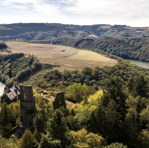 Ourtalschleife mit Burgruine Falkenstein, © Eifel Tourismus GmbH, Dominik Ketz